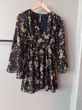 Free People Lilou Mini Dress XS Boho Bell Sleeve Floral – Missing Belt